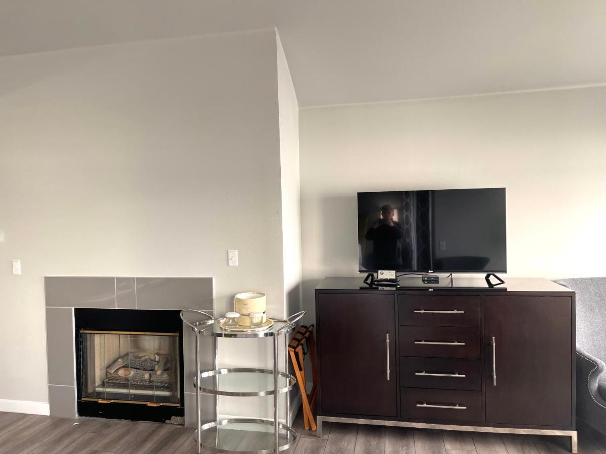 Tides Inn & Suites Порт Таунсънд Екстериор снимка