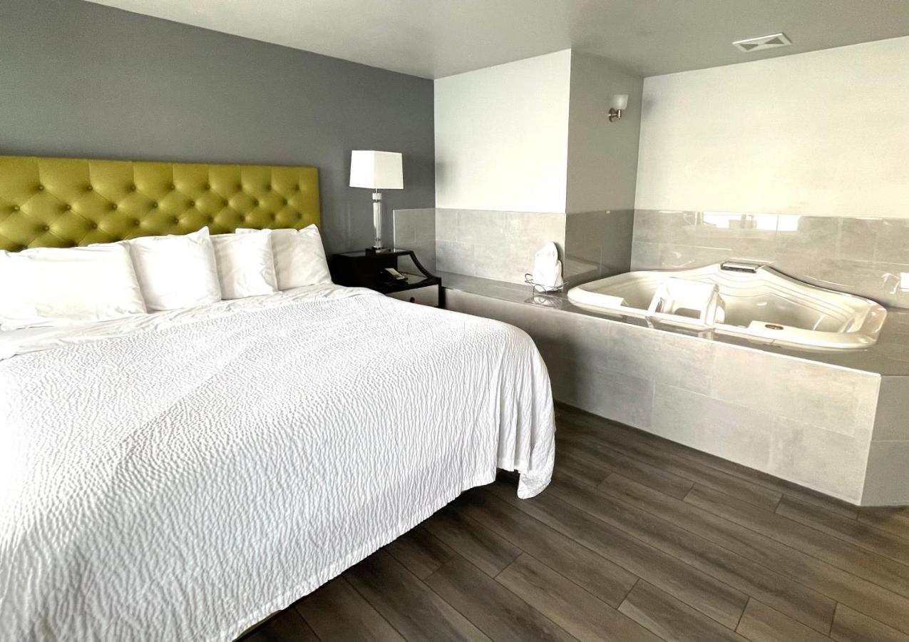 Tides Inn & Suites Порт Таунсънд Екстериор снимка