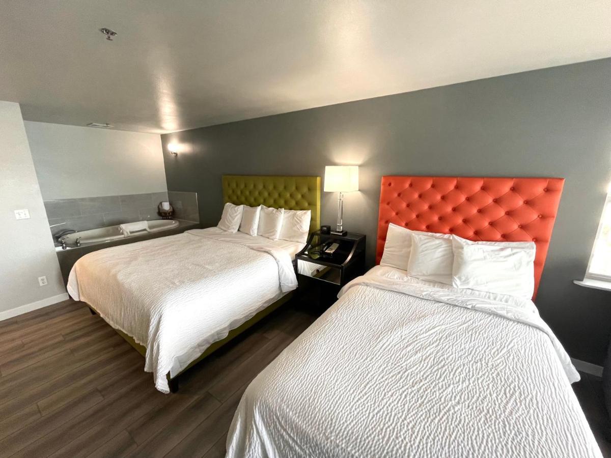 Tides Inn & Suites Порт Таунсънд Екстериор снимка