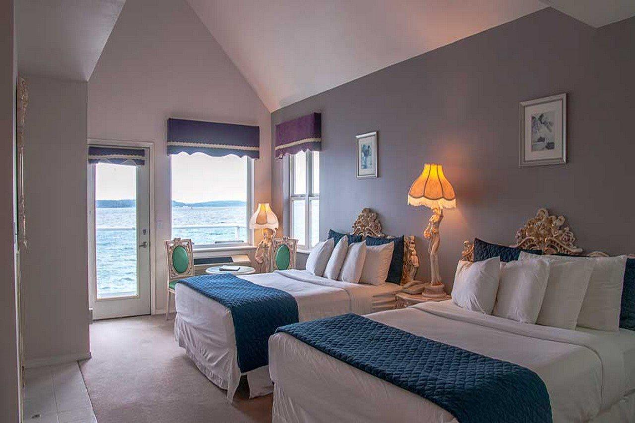 Tides Inn & Suites Порт Таунсънд Екстериор снимка