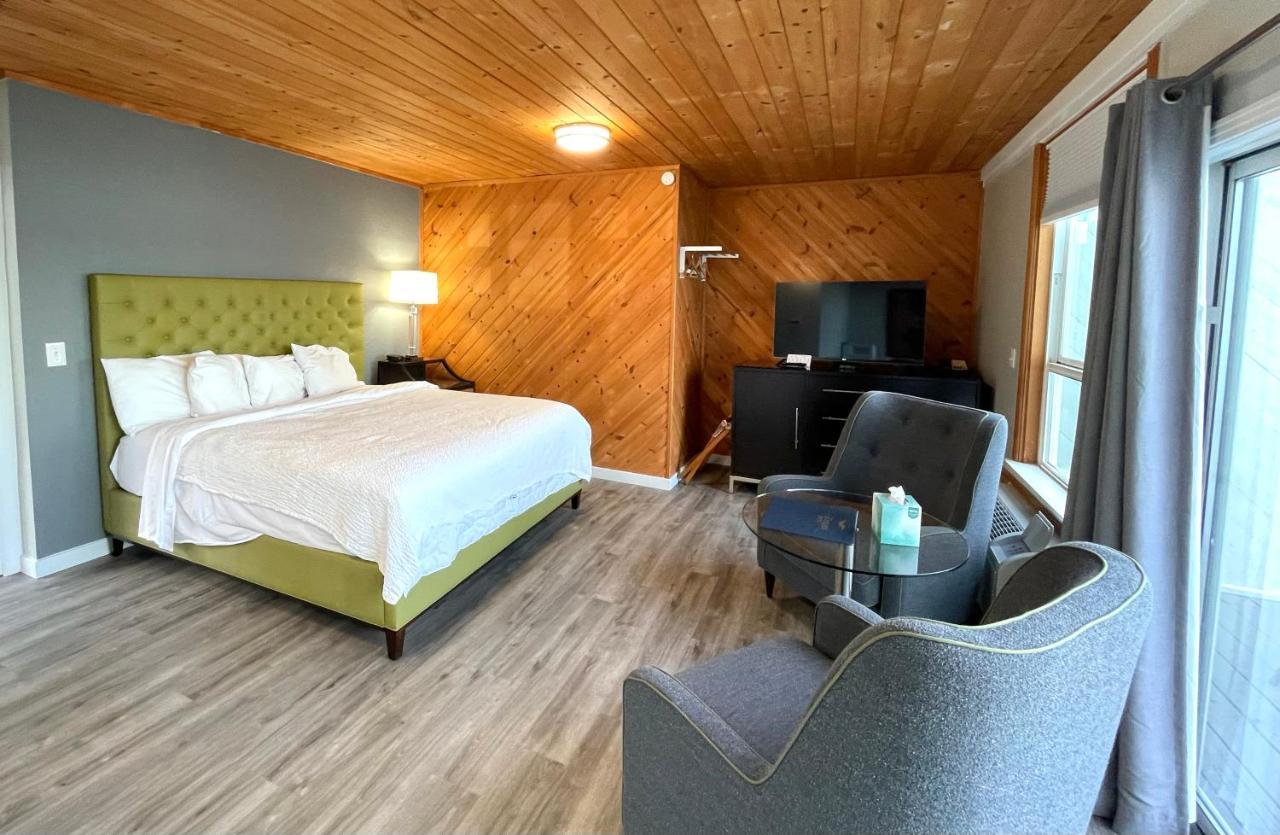 Tides Inn & Suites Порт Таунсънд Екстериор снимка
