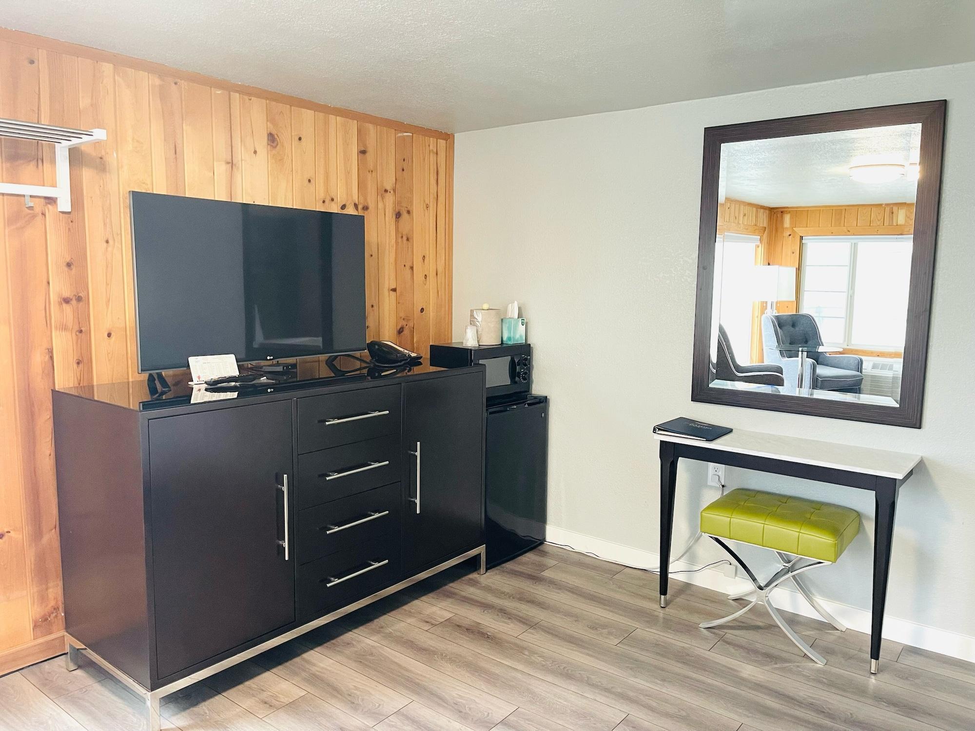 Tides Inn & Suites Порт Таунсънд Екстериор снимка