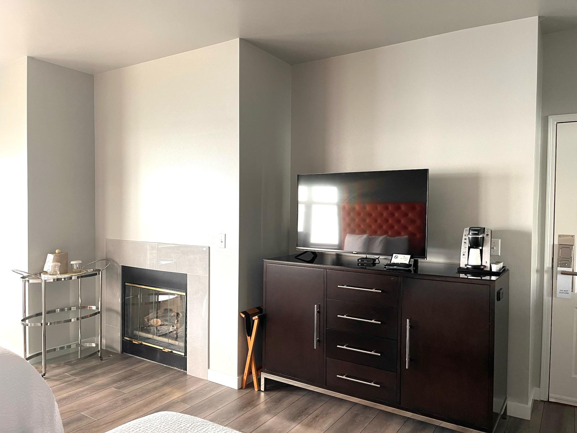Tides Inn & Suites Порт Таунсънд Екстериор снимка