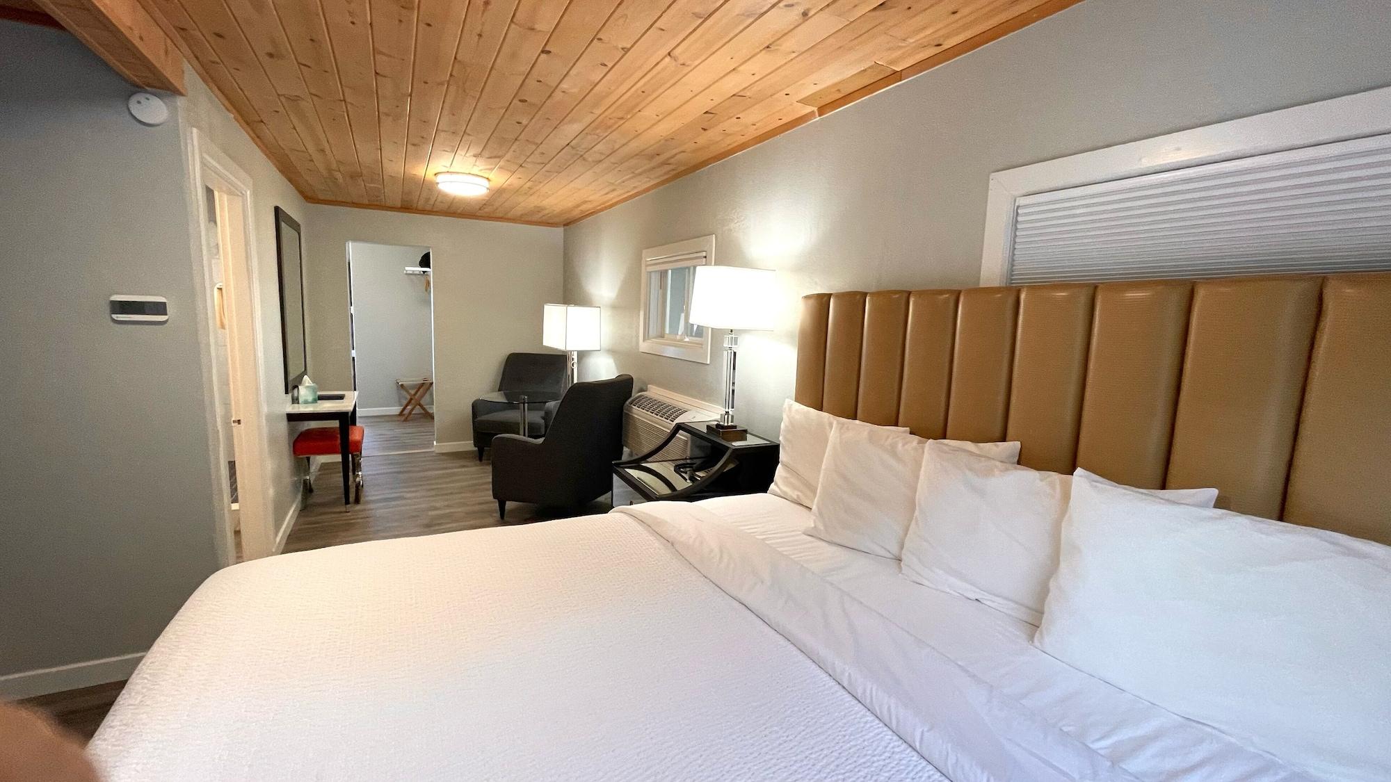 Tides Inn & Suites Порт Таунсънд Екстериор снимка